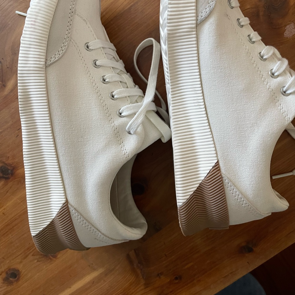 Sorel White Athletic Shoes with Platform Sole and Canvas Upper